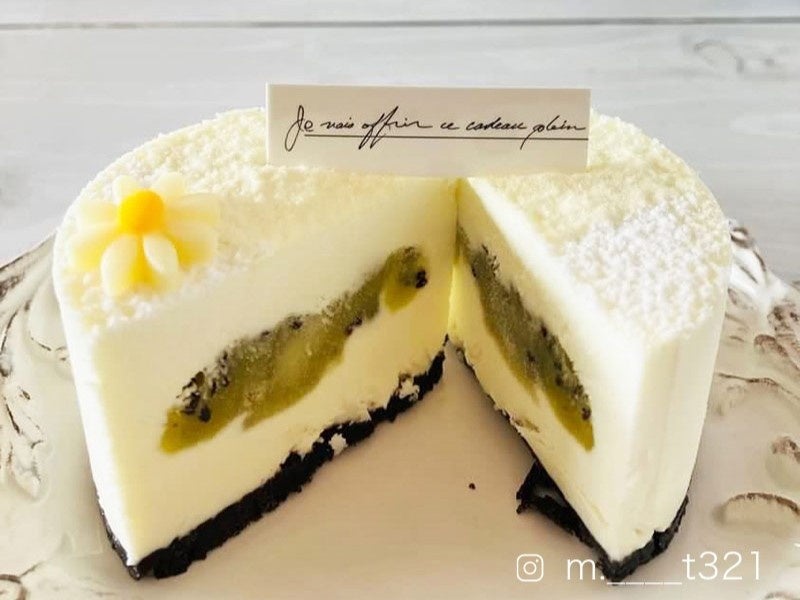 チーズフィリングにはキウイフルーツパウダー、中心にはキウイジャムが入った爽やかな味わいのレアチーズケーキ