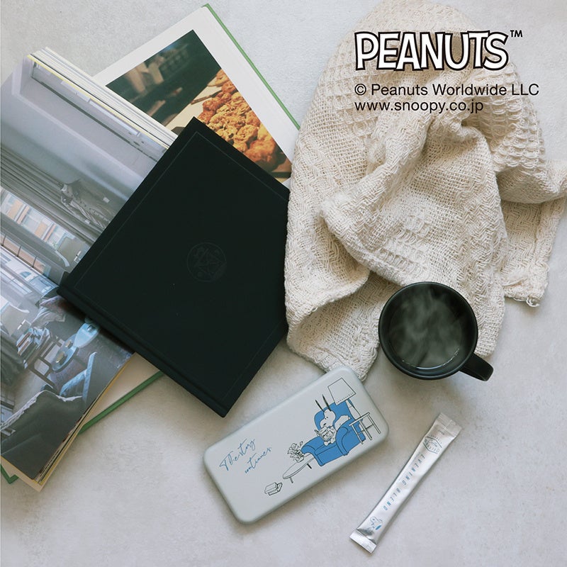 セミマットな質感の缶ケースは、ウィークデイのコーヒーにぴったりな5杯入り。くつろぐスヌーピーに癒されます