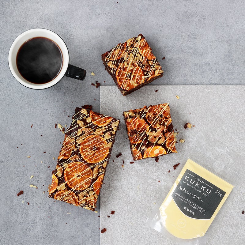 みかんづくしのブラウニー。みかんパウダーを練り込んだホワイトチョコレートで華やかにデコレーション