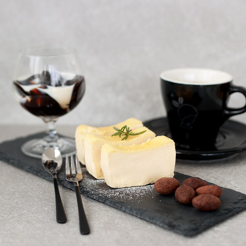 No.1ボックスは幻の超濃厚チーズケーキをはじめ、3種のスペシャルティコーヒーゼリー、香ばしく上質なアマンドショコラ、それらに合うイニックコーヒー計20杯がセットになった「ご褒美オールスターズ」なラインナップ