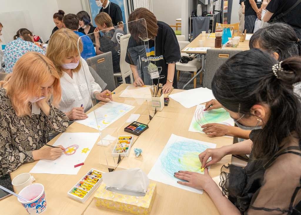 ウクライナ避難民の方々とのアートセラピーの様子