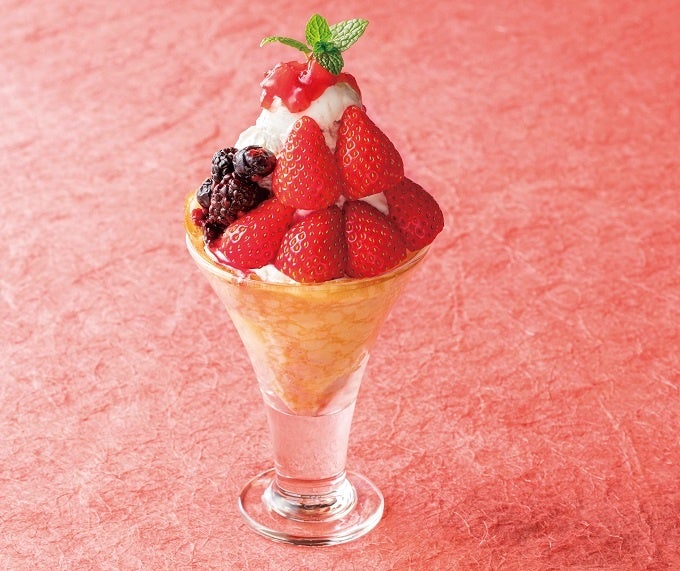 フレッシュ一イチゴクレープパフェ