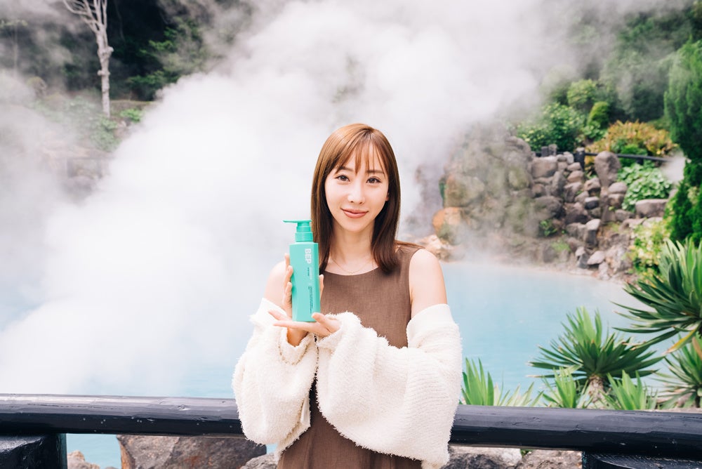 アンバサダーの秋倉諒子　別府温泉「海地獄」にて