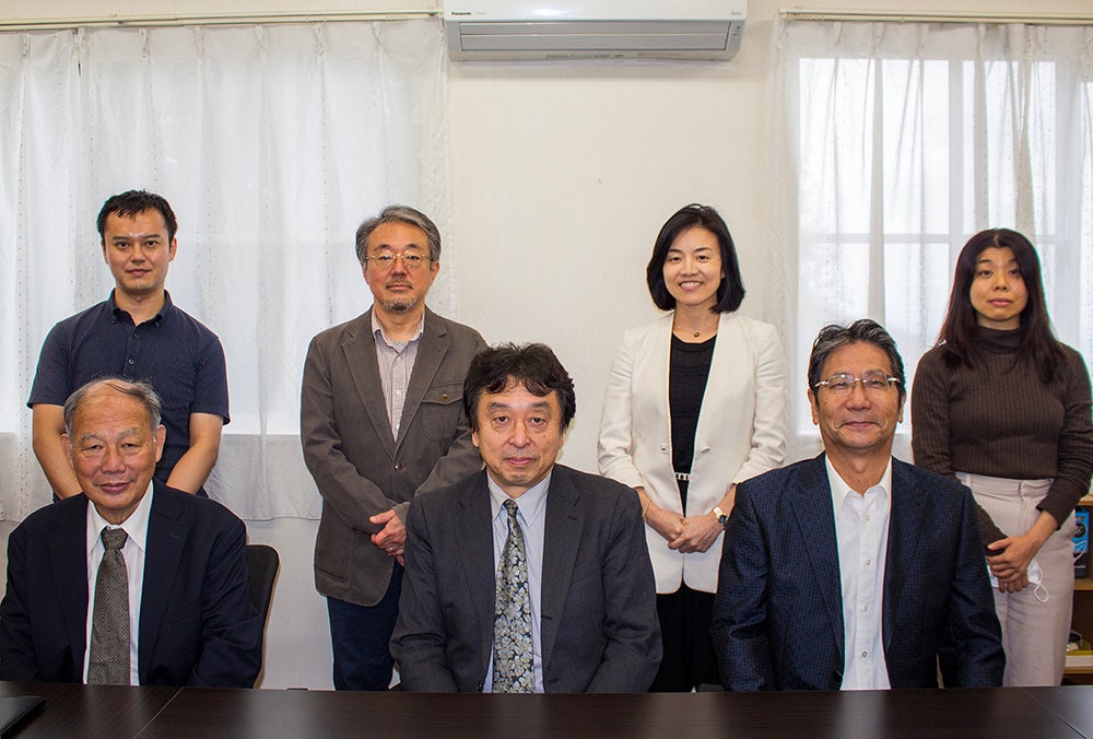 長寿研担当サラビオ研究スタッフと(前列中央)国立研究開発法人国立長寿医療研究センタージェロサイエンス研究センター長 丸山光生博士、(前列右)株式会社サラビオ温泉微生物研究所 代表取締役会長 濱田茂