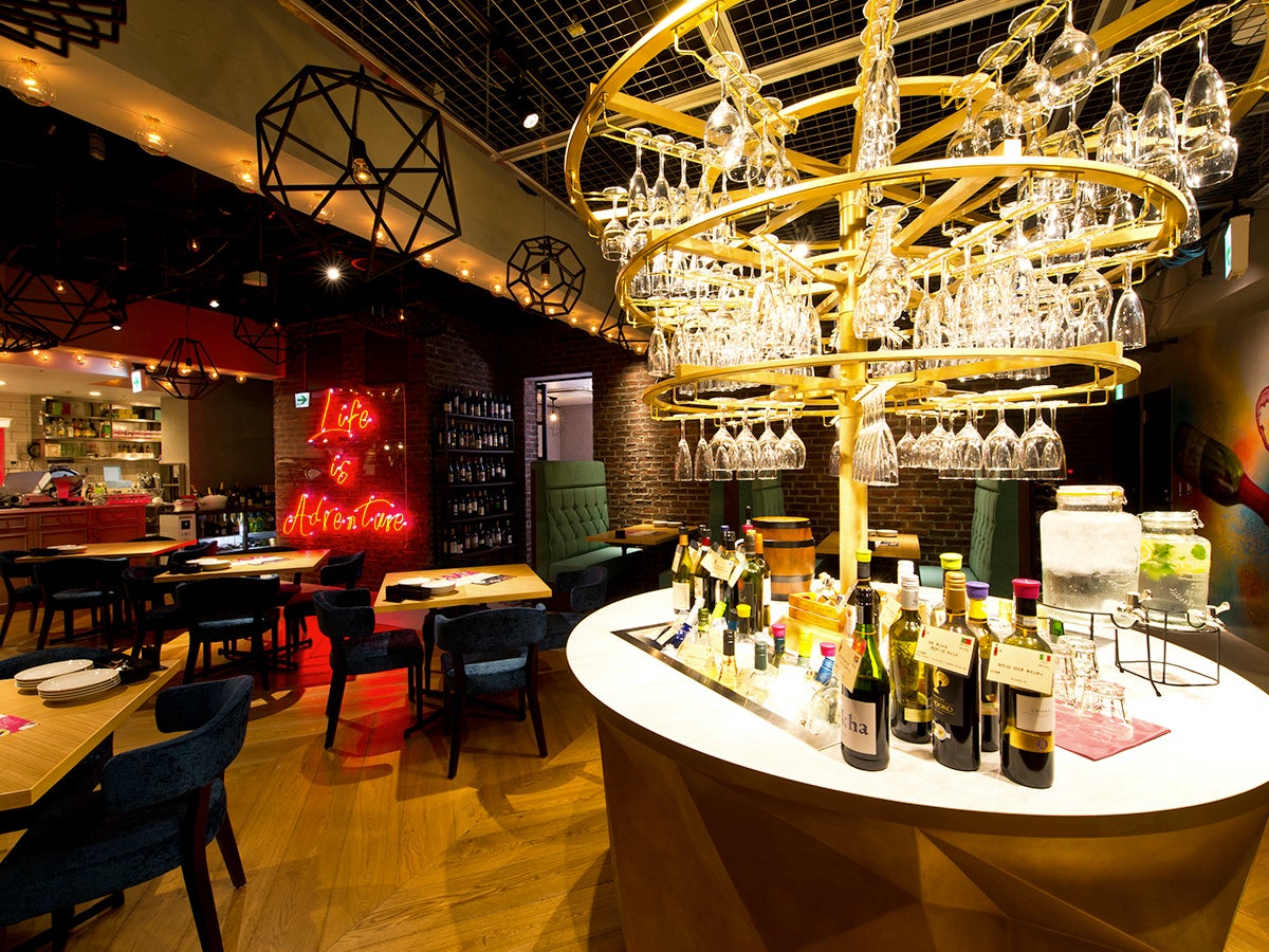 店内中央に存在感抜群のワインシャンデリア