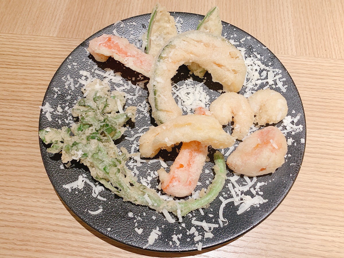 野菜と海老、生ハムなどの10種類のフリット