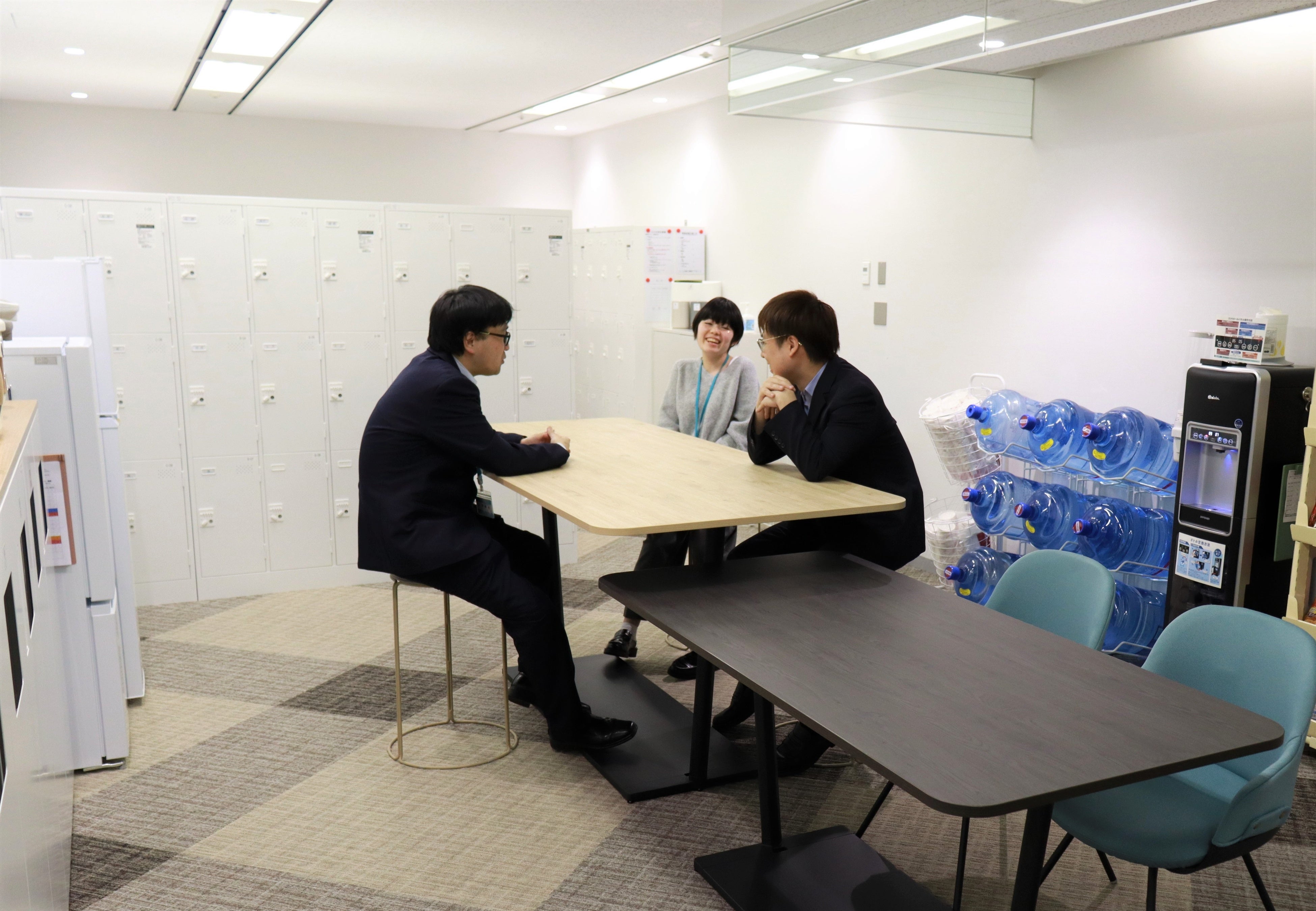 ロッカー近くのカフェスペース