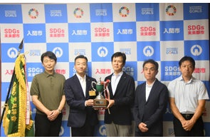 入間市手揉狭山茶保存会が全国手もみ茶品評会で史上初20年連続25回目の日本一達成を市長に報告