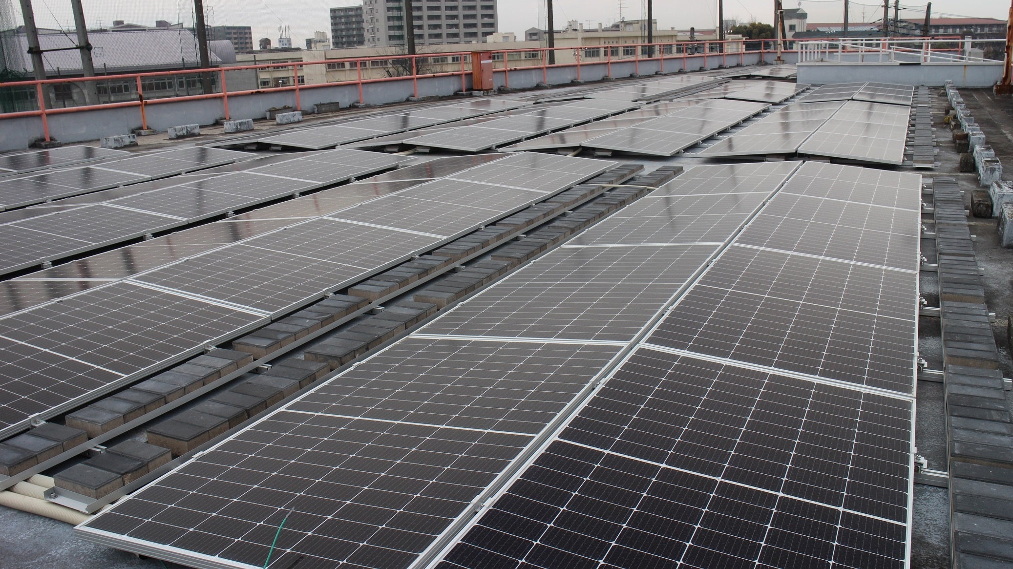 本庁舎立体駐車場屋上の太陽光発電設備