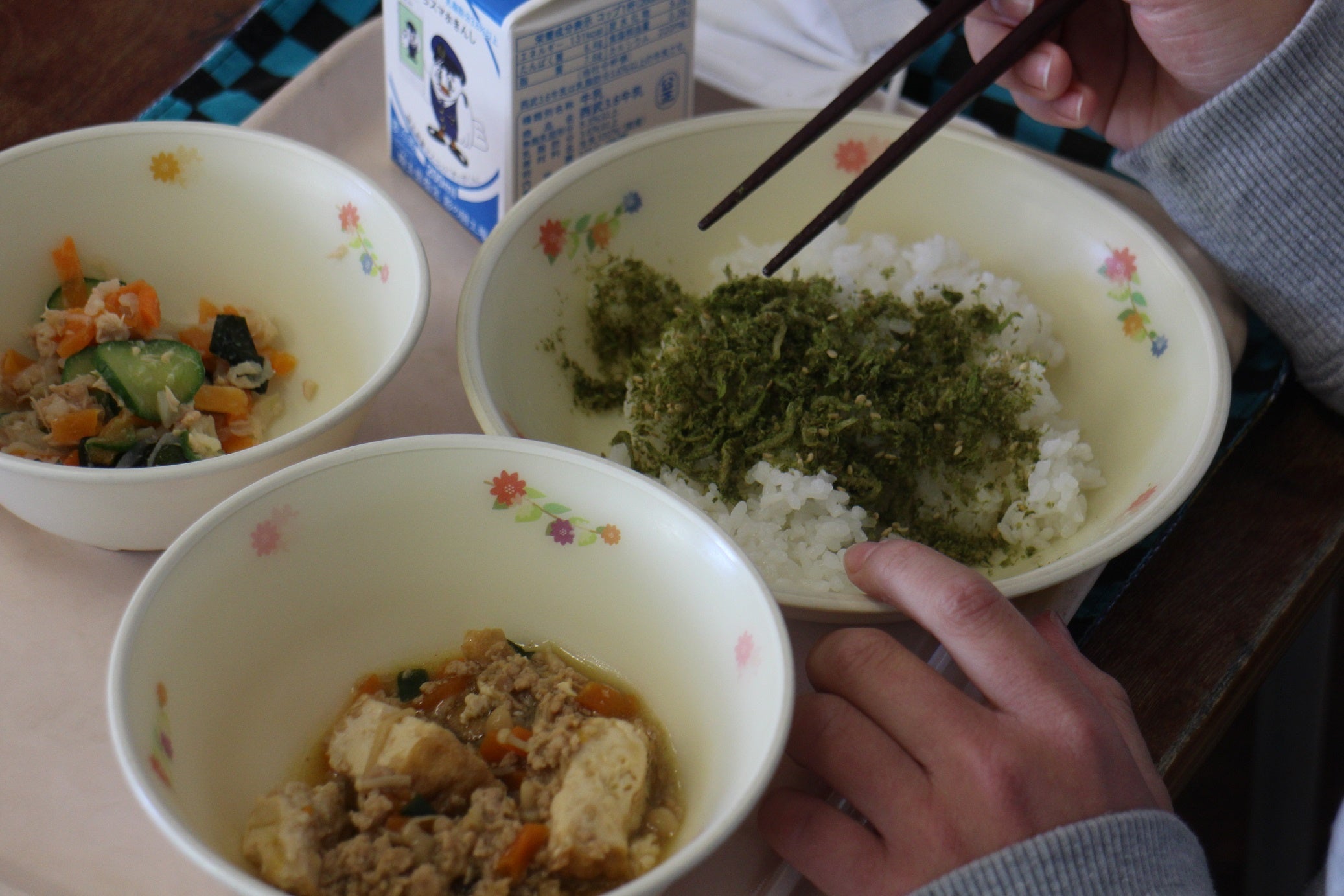 ２月２２日の給食（白目米とお茶入りふりかけ、揚げ出し豆腐風きのこあんかけ、ツナと切干大根の和え物）