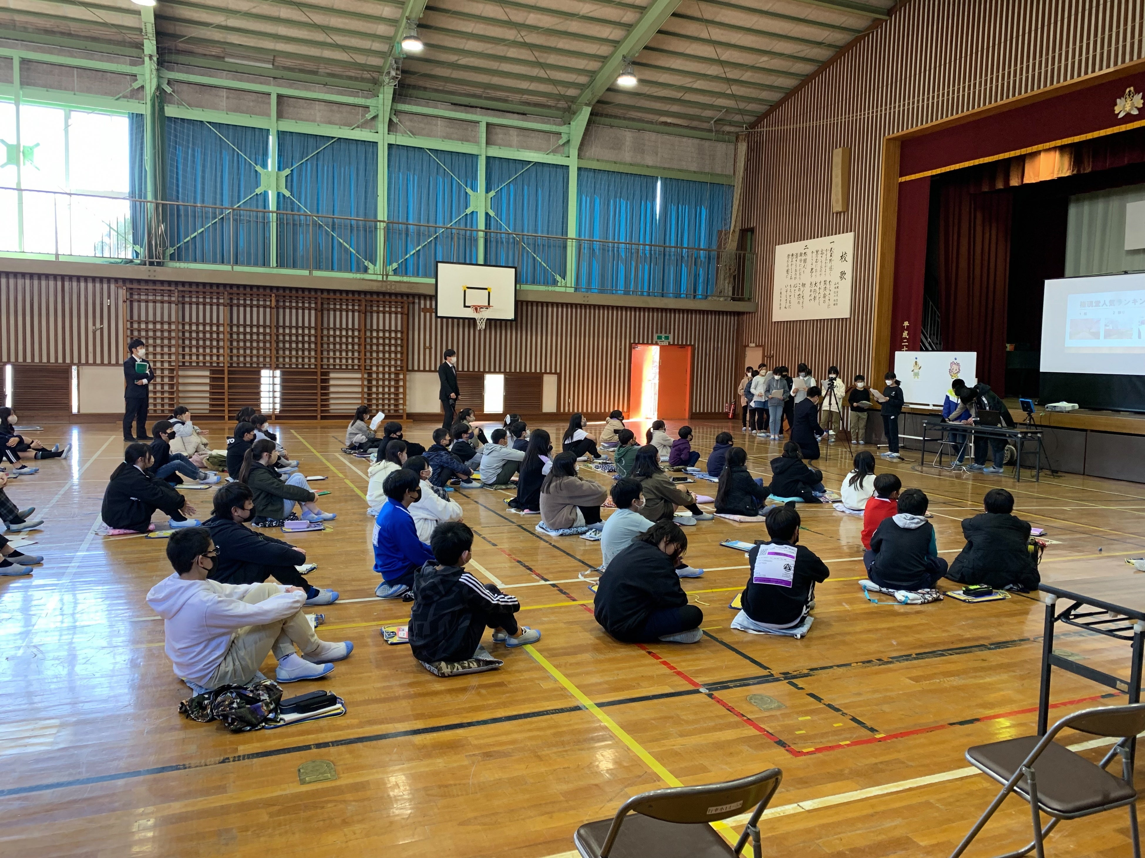 仏子小学校とオンライン交流する行幸小学校の様子（幸手市提供）