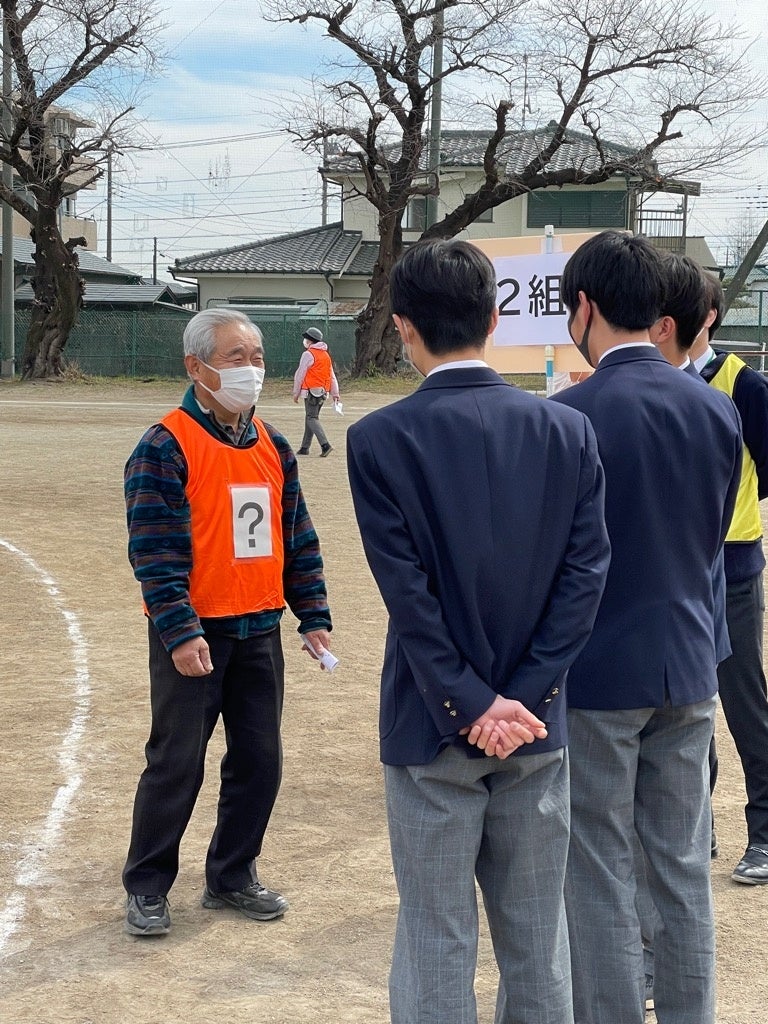 認知症高齢者役に声をかける男子生徒