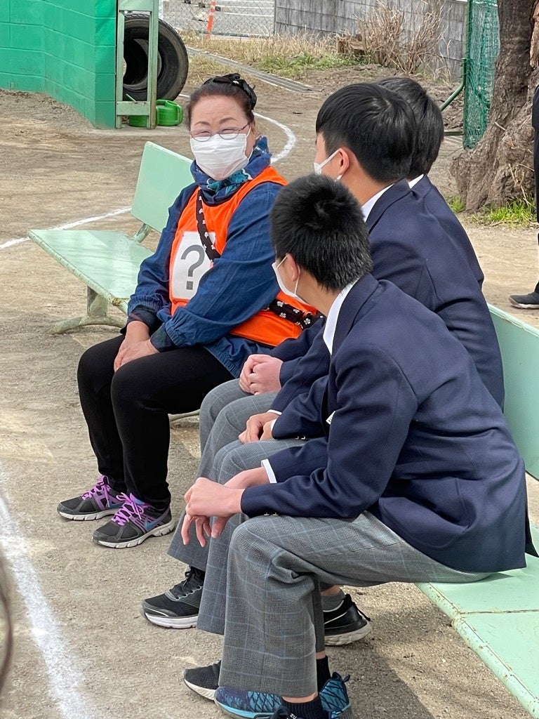 相手の目線にあわせて話すやさしさを身につけます