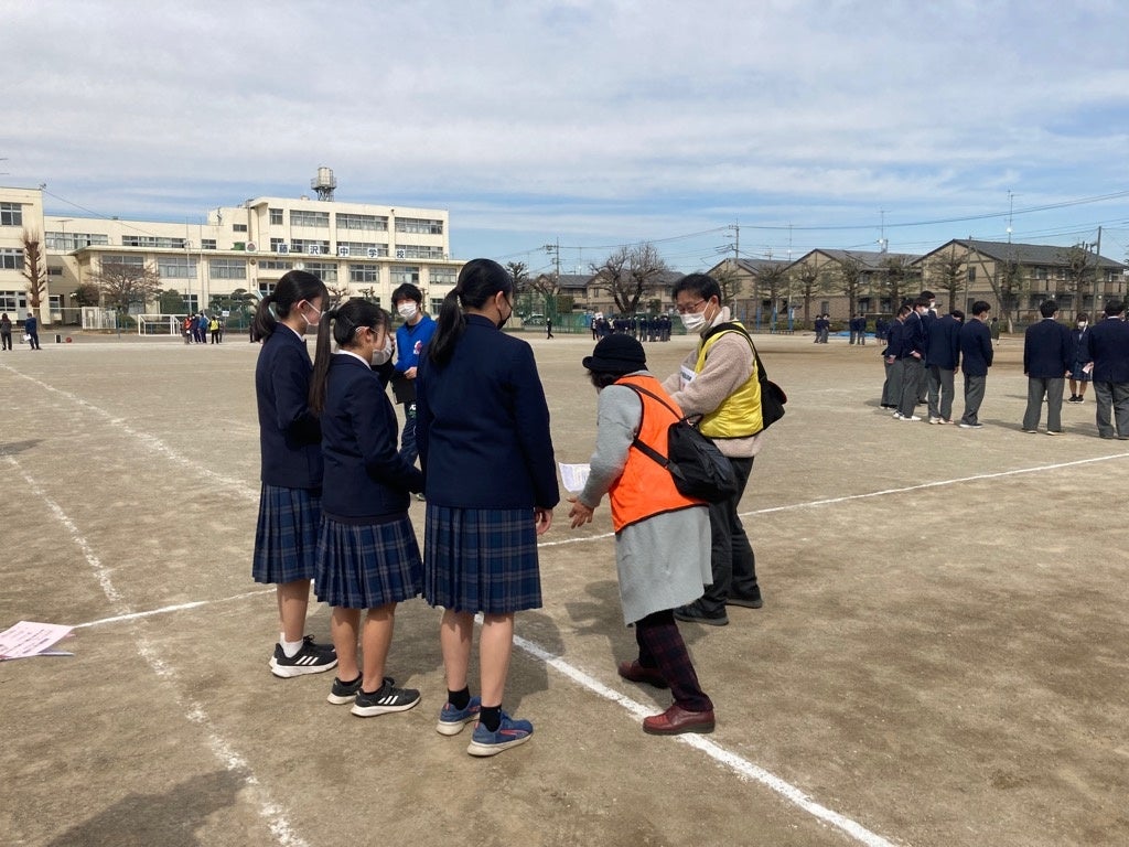 「声かけ運動」のポイントを学ぶ生徒