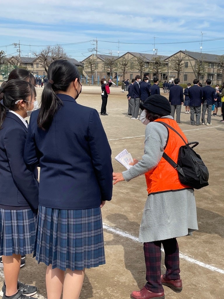 認知症高齢者役に声をかける女子生徒