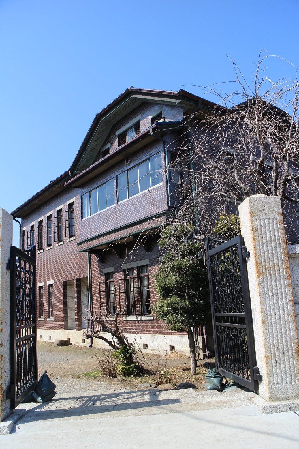 旧石川組製糸西洋館（裏門より）