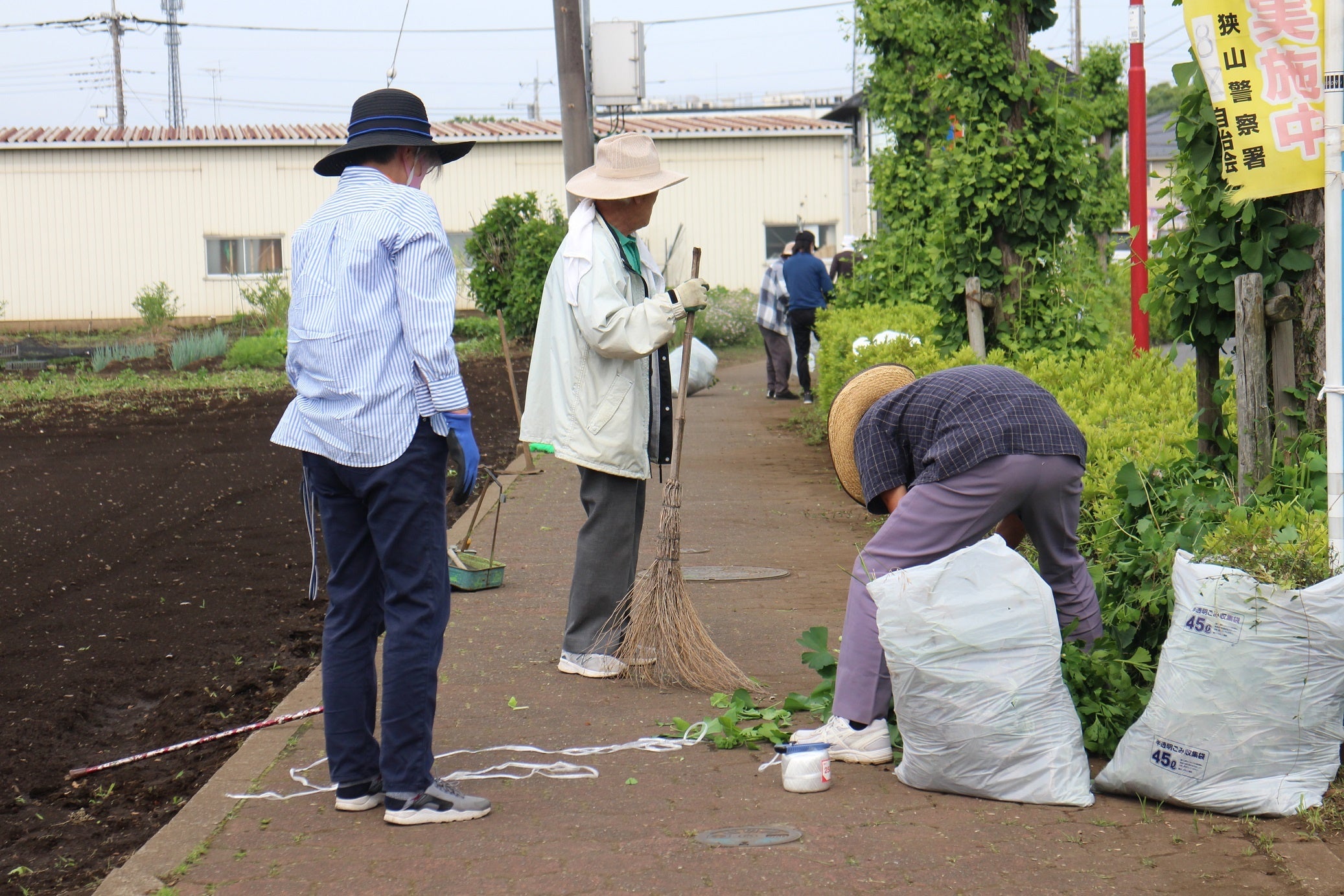 6月の第一日曜日「市民清掃デー」は、そこに住む方々が集い、まちの清掃を行っています