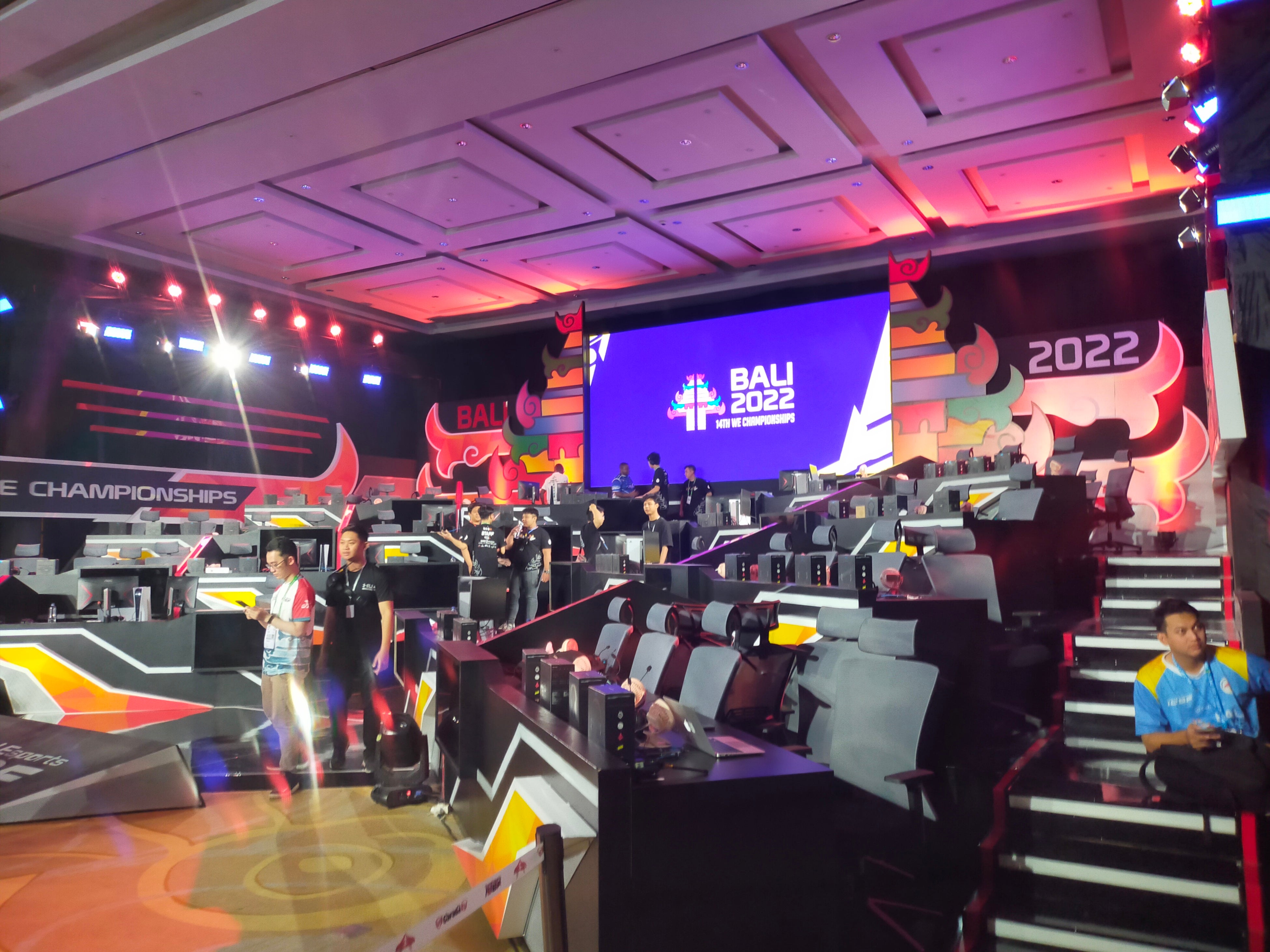 敷地内には４つのステージが設置され、６タイトルで世界一の座が争われました。