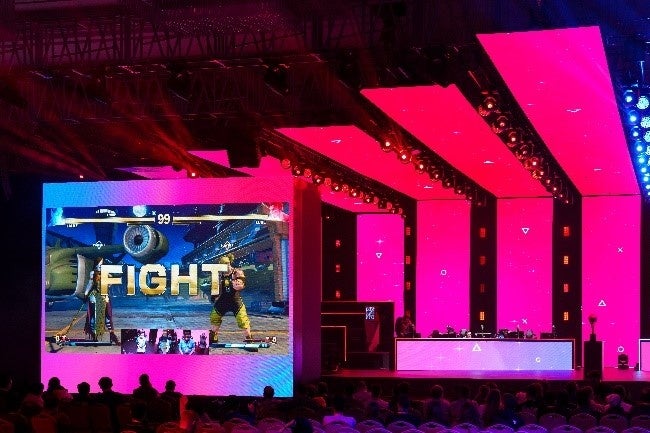 初のオフライン開催となったGEGは、多くの観客が大スクリーンに投影される試合に注目。