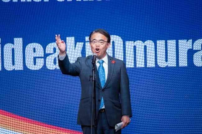 Road to Asian Games Festival in AICHI-NAGOYAの開式を力強く宣言する愛知県の大村知事