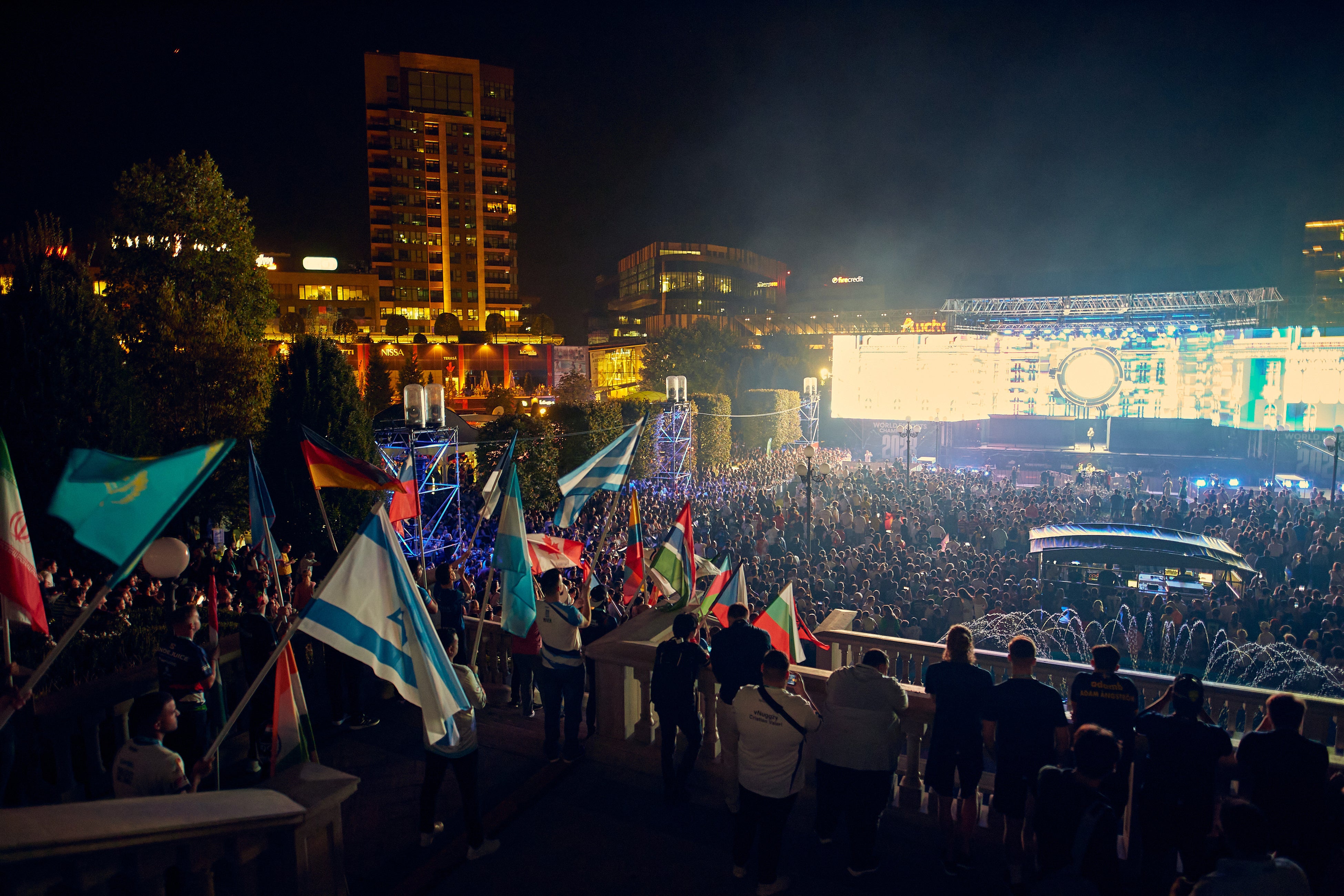 開会式では大会に参加する111の国と地域の代表選手が旗を手にして入場しました