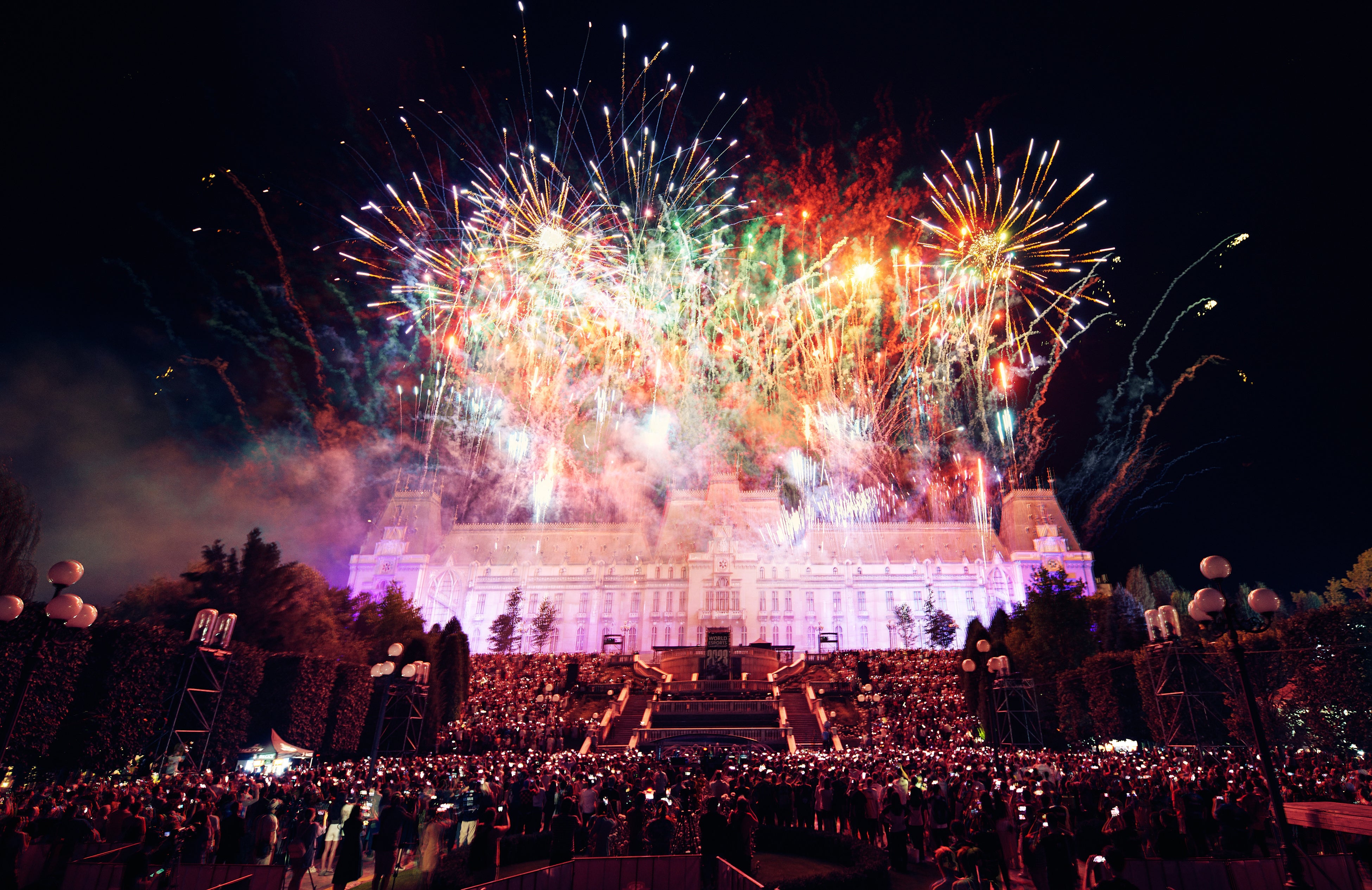 ドローンショーや花火、プロジェクションマッピングなどで盛大に演出された開会式