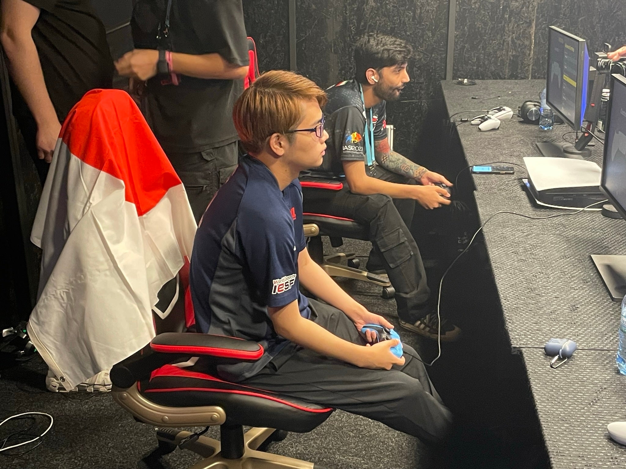 決勝のメインステージでイランのハッサン選手と対峙するレバ選手（eFootball™ 2023）