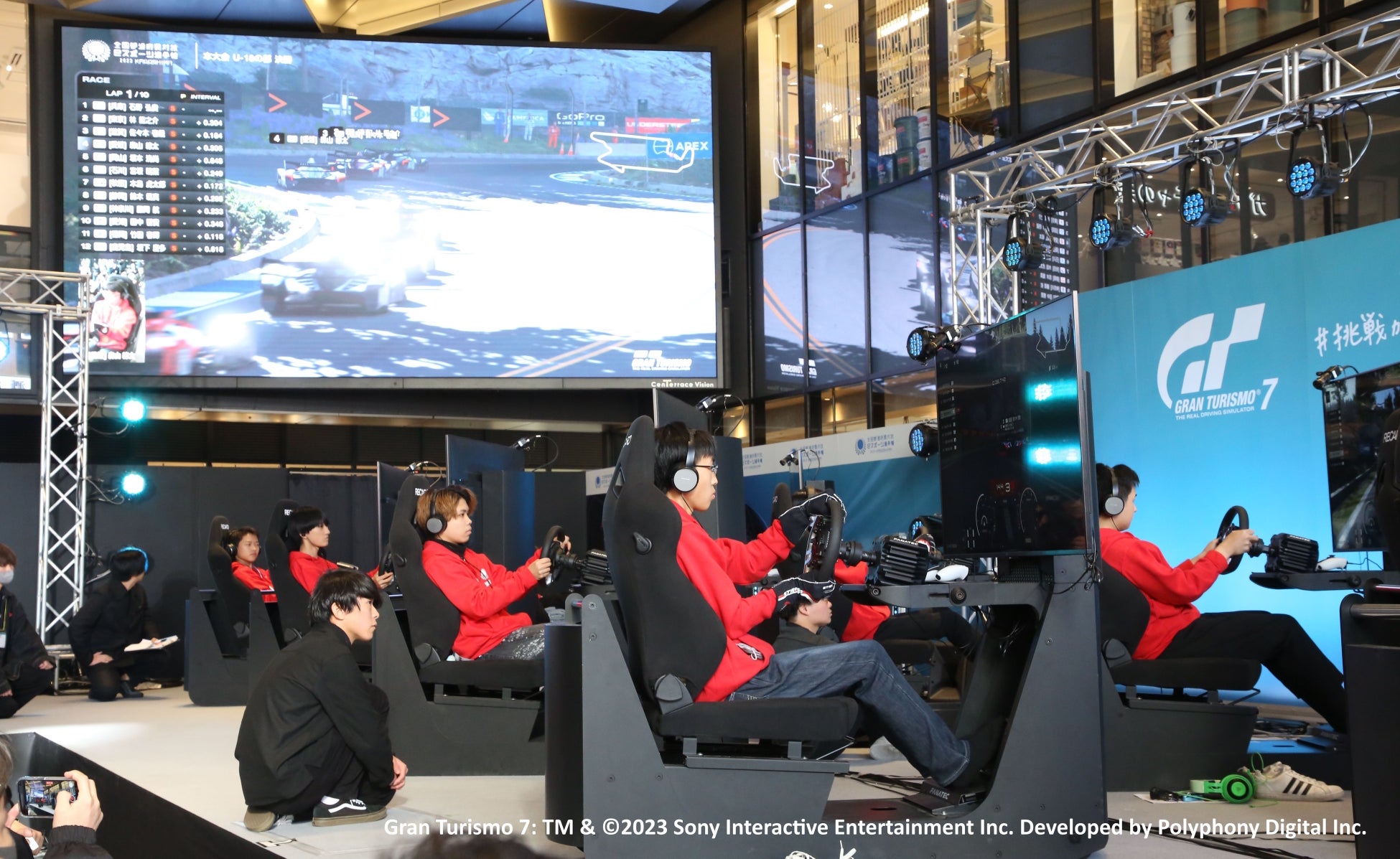 「グランツーリスモ7」の決勝レースでは、ステージに全国のTOP12の選手が集結