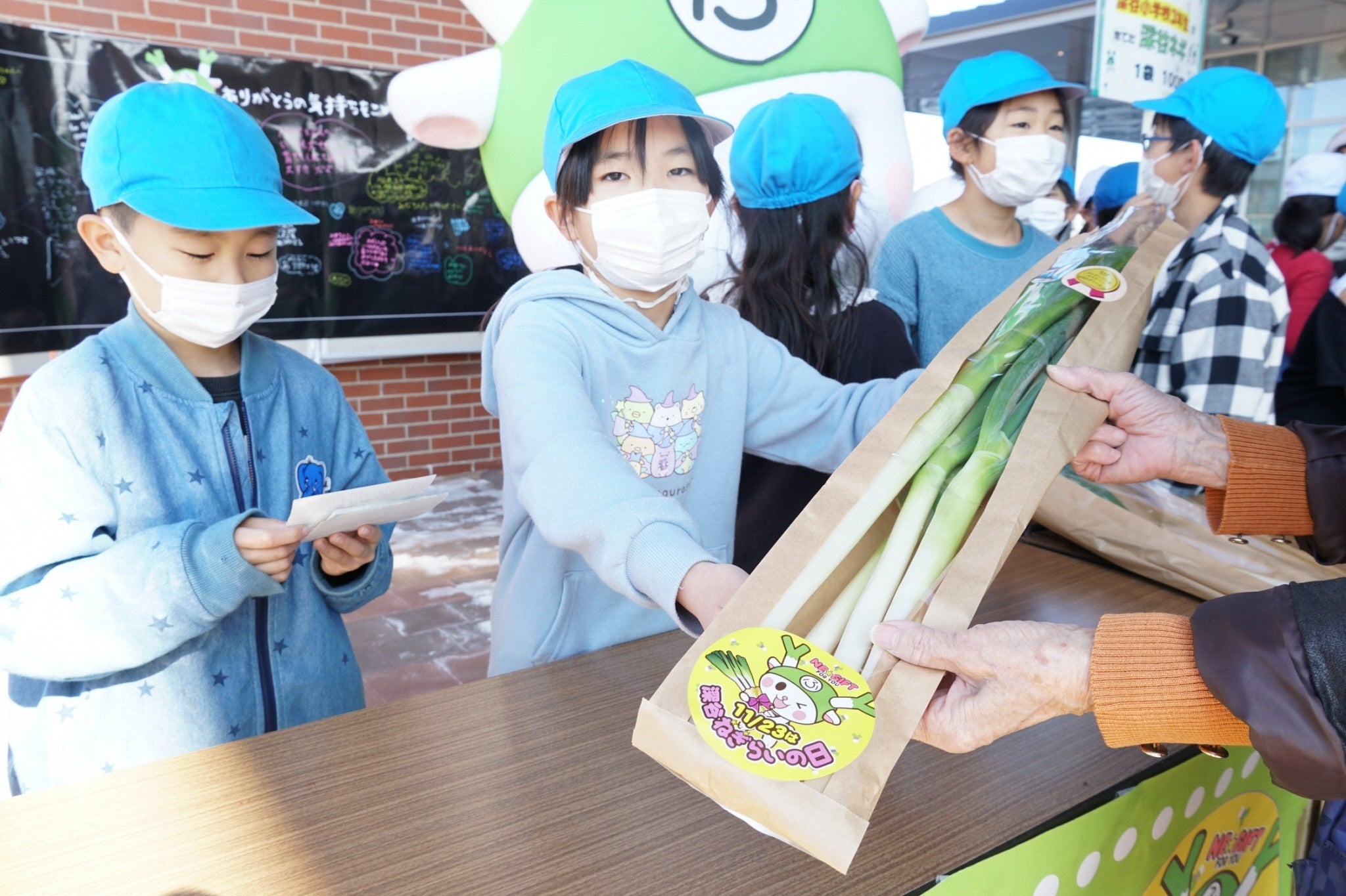 昨年の様子：小学生による『ねぎ束』販売