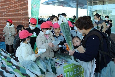 【昨年度の小学生によるねぎ束販売の様子】（1）
