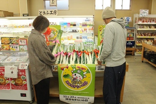 【昨年度のねぎ束販売の様子　とんとん市場】