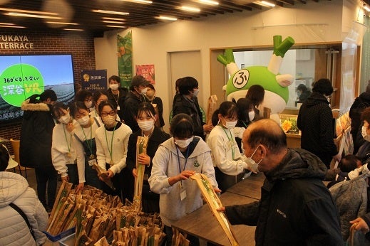 【昨年度のねぎ束配布の様子】