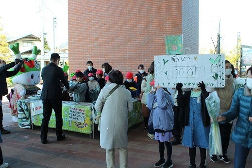 【昨年度の小学生によるねぎ束販売の様子】（2）