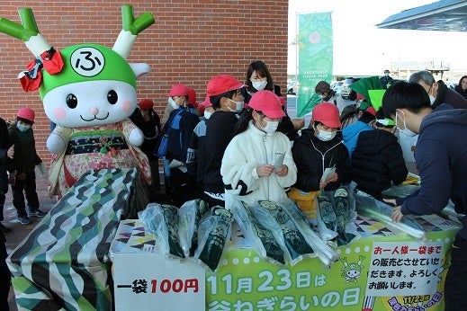 【深谷小児童が市役所庁舎でねぎ販売】