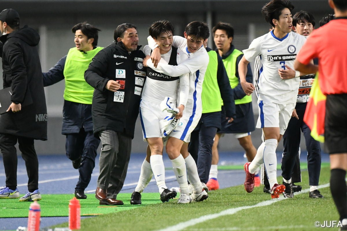 延長戦終了間際の勝ち越し弾に喜ぶ、桐蔭横浜大学・白輪地敬大（中央）と安武亨監督（左）。