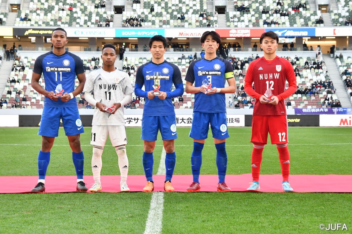 左からベストFW寺沼星文、ベストMFオナイウ情滋、最優秀選手・山田新、ベストDF中野就斗、ベストGK桃井玲。