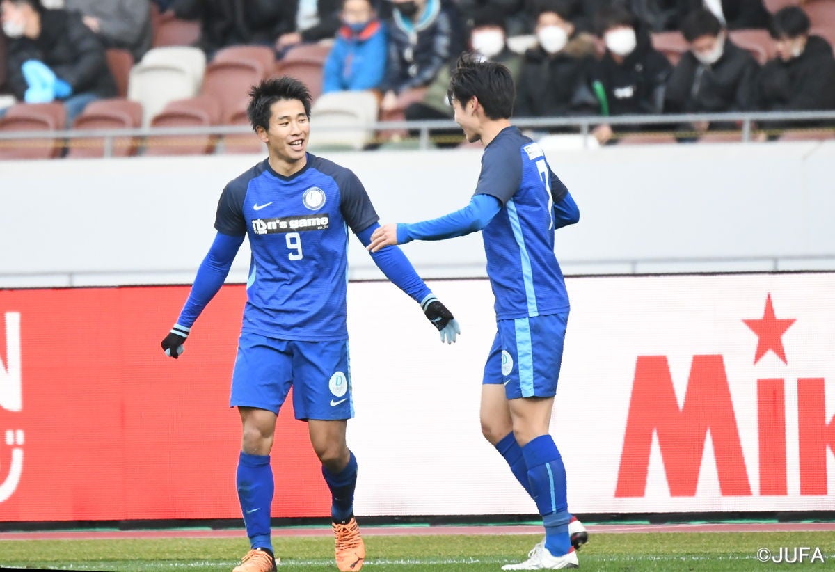 決勝点を決めた山田新（左）が、同点弾を決めた笠井佳祐と喜び合う。