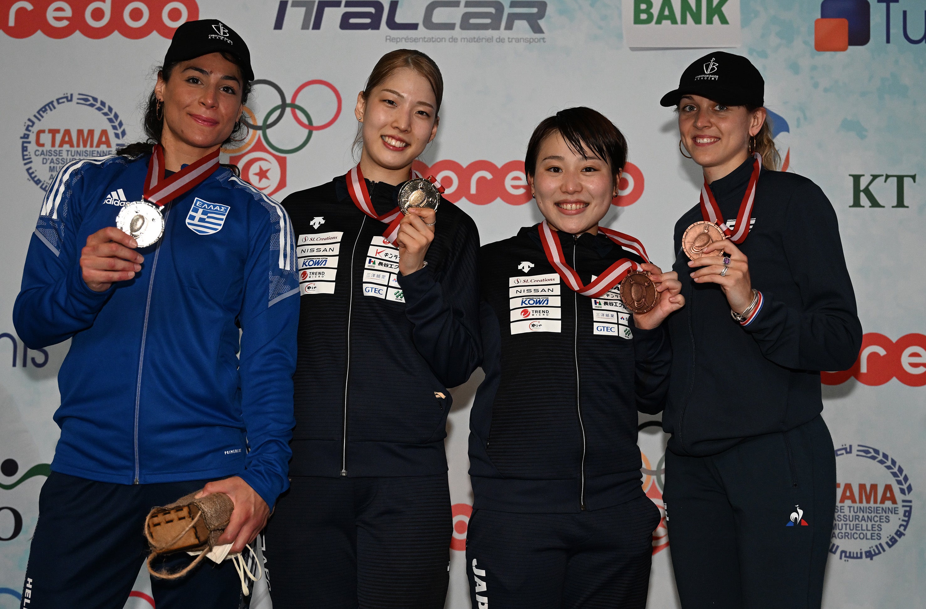 左から：GEORGIADOU選手(ギリシャ)、江村選手、小林選手、APITHY-BRUNET選手(フランス)