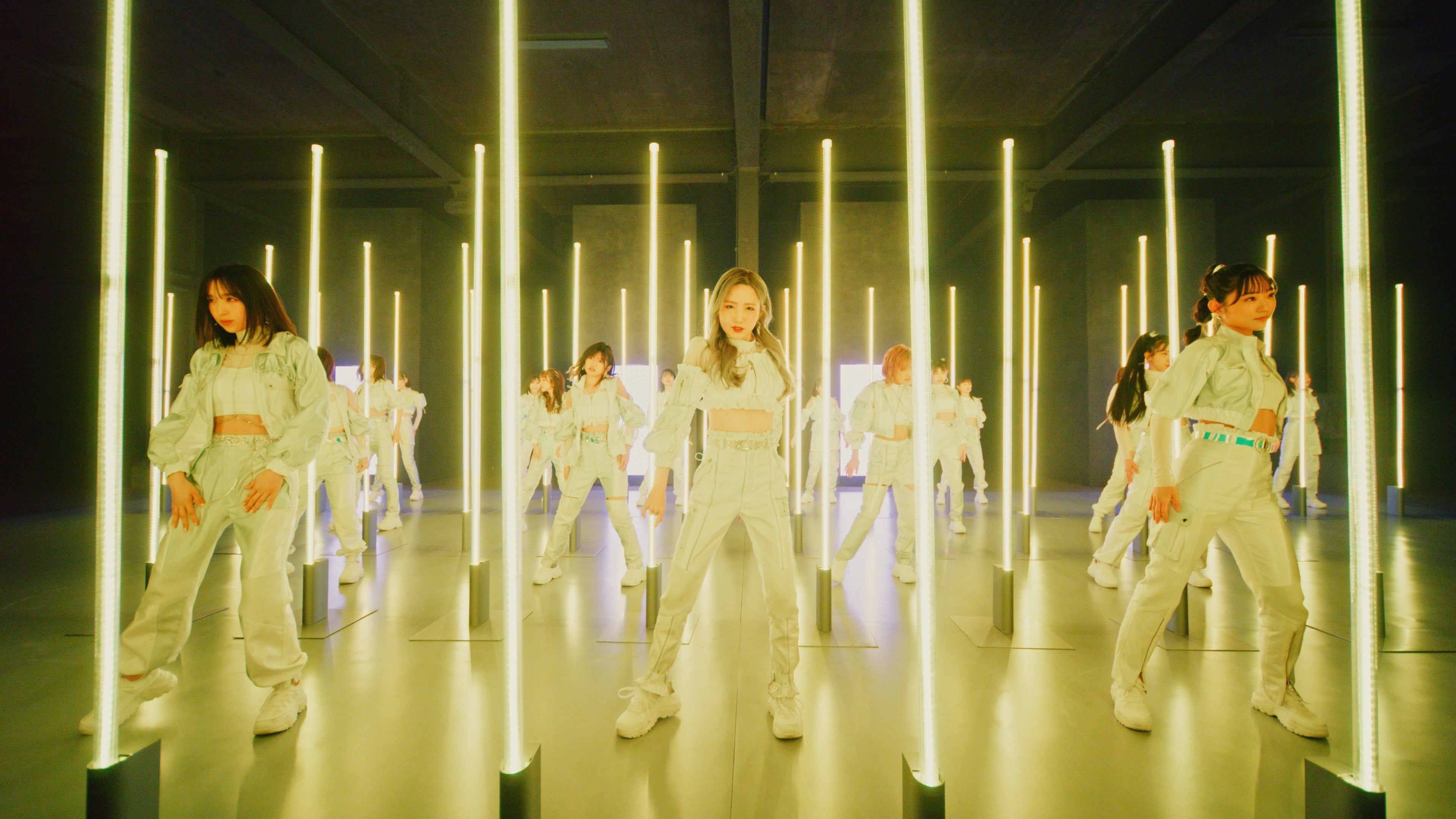 AKB48「元カレです」MVより（C）AKB48／キングレコード