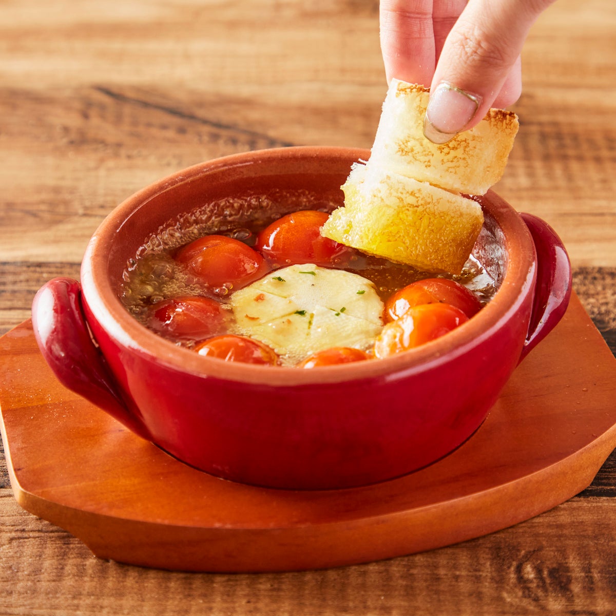 カマンベールとフレッシュトマトのアヒージョ