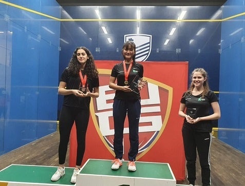 優勝表彰台の渡邊選手(中央)