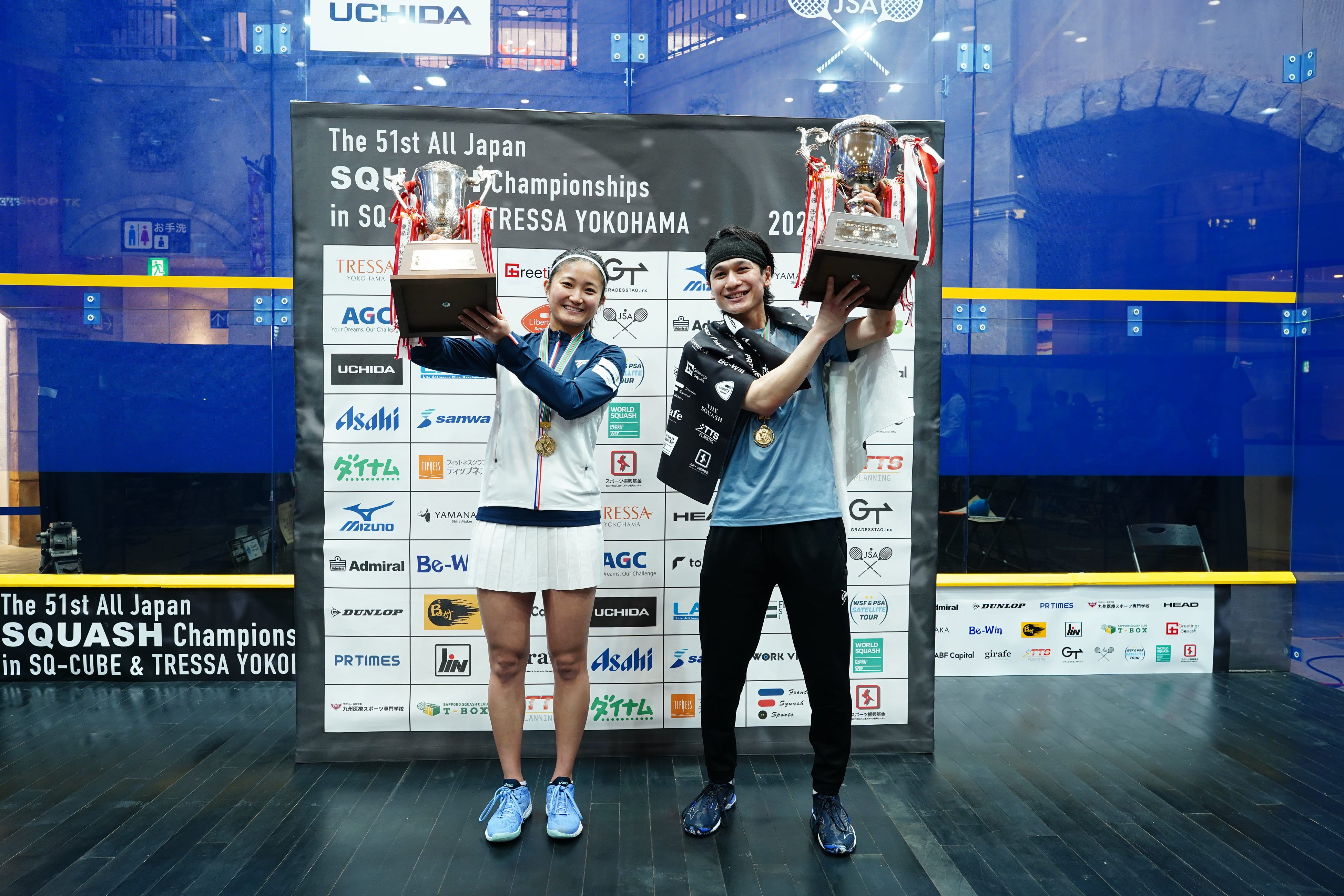 渡邉聡美(左)、机龍之介(右)