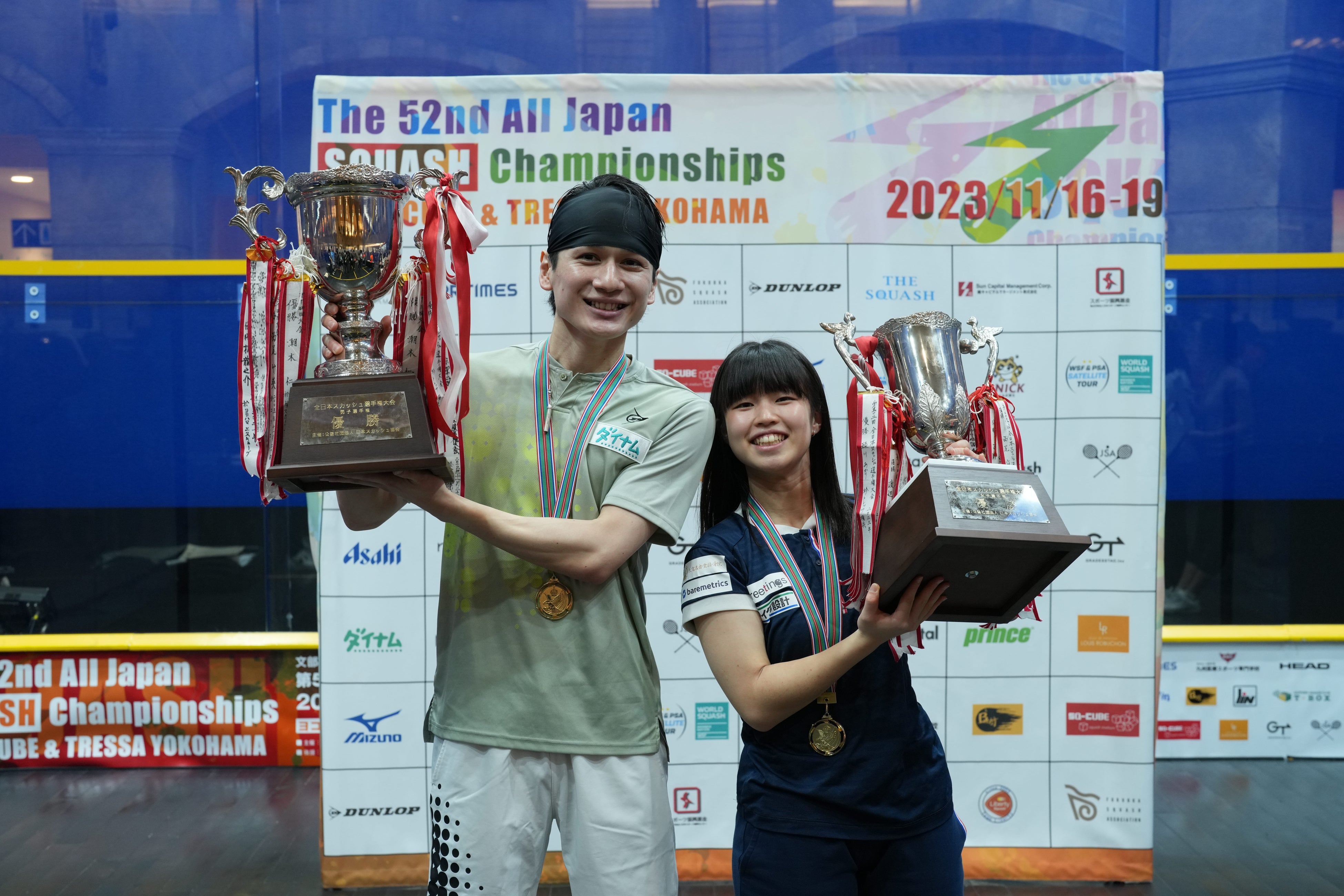 優勝カップを手にした机龍之介・緑川あかり