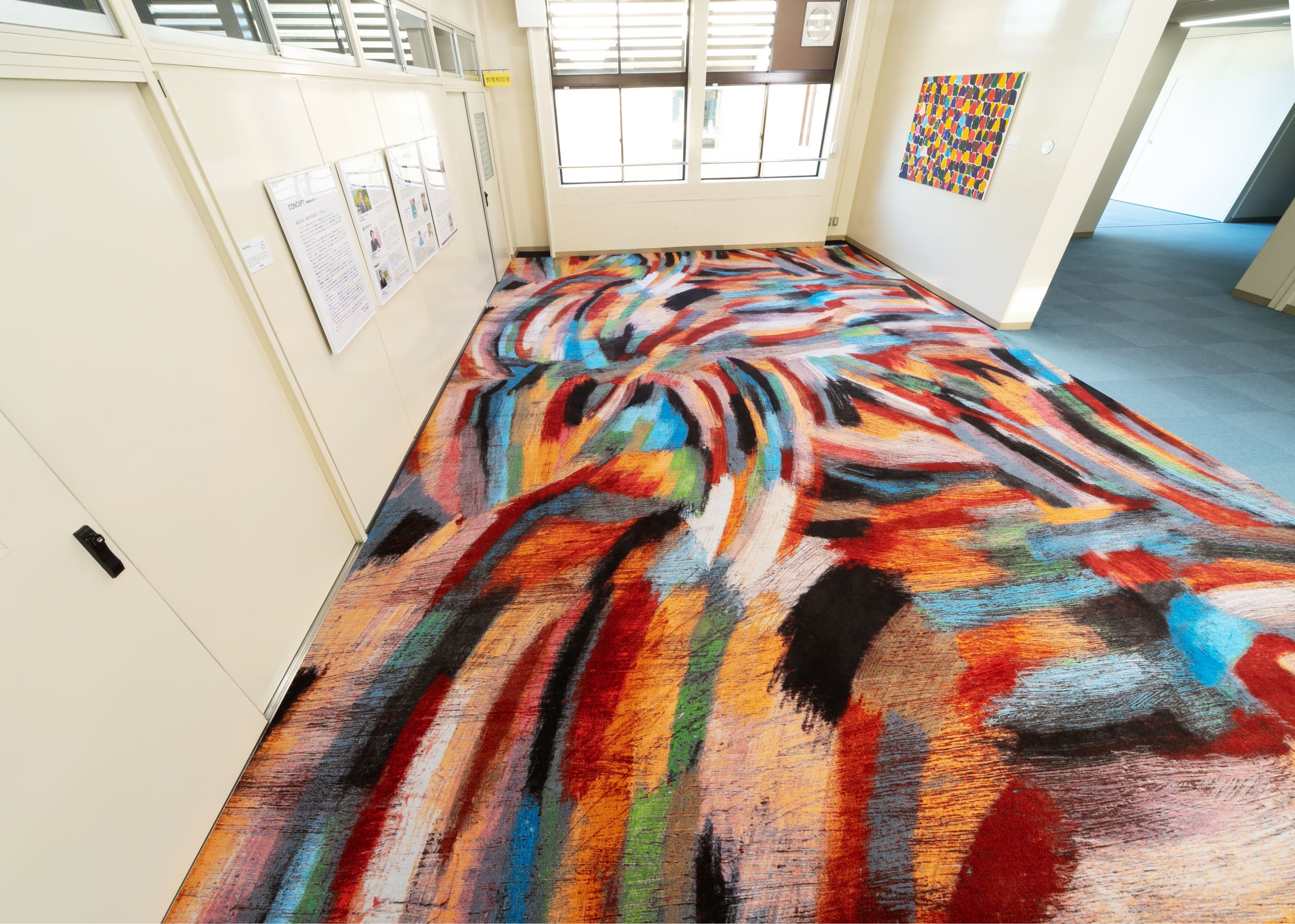 　写真：保健室前に設置されたアートパネルとカーペット