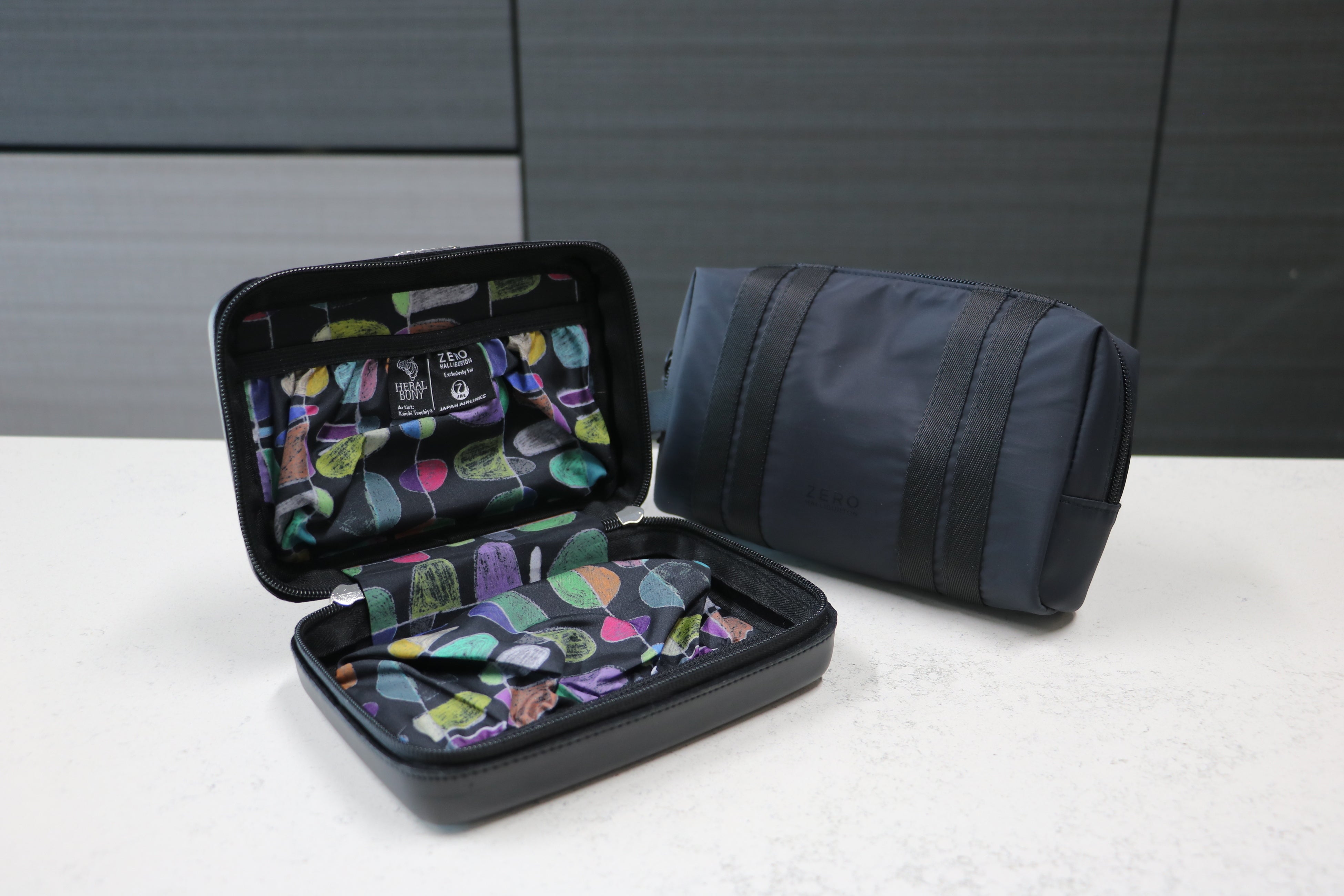 国際線ファーストクラスにて配布されるアメニティキット（一部）