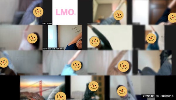 朝の良縁フェスでストレッチする参加者たち