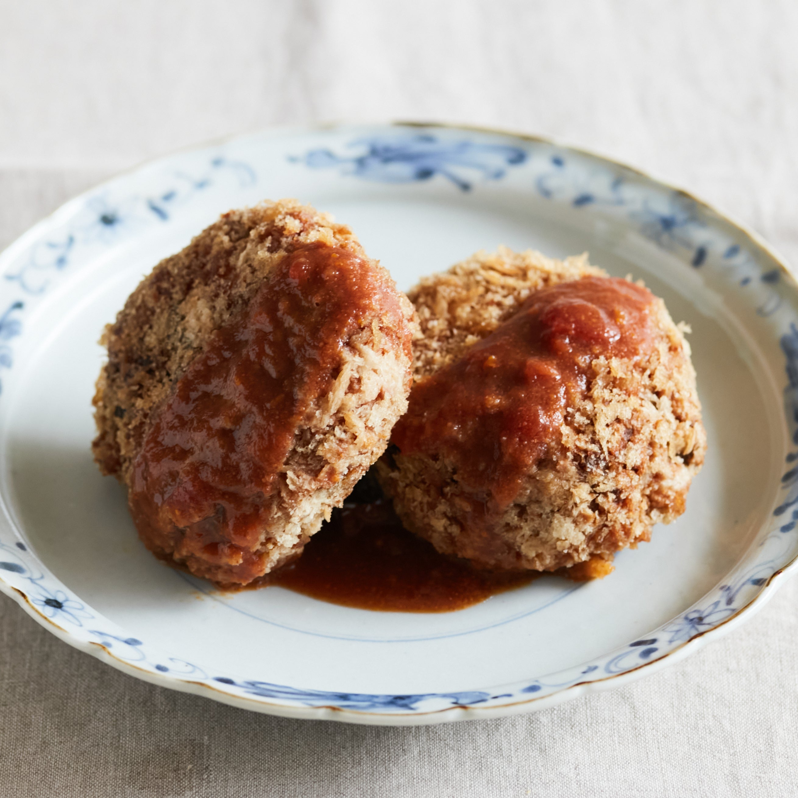 メンチカツブラウンソース添え