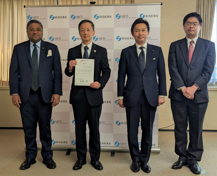 「日本式ものづくり学校（JIM）」の認定式 左からインドのジョージ駐日大使、越川専務、 中谷経済産業副大臣、常葉経済産業省審議官