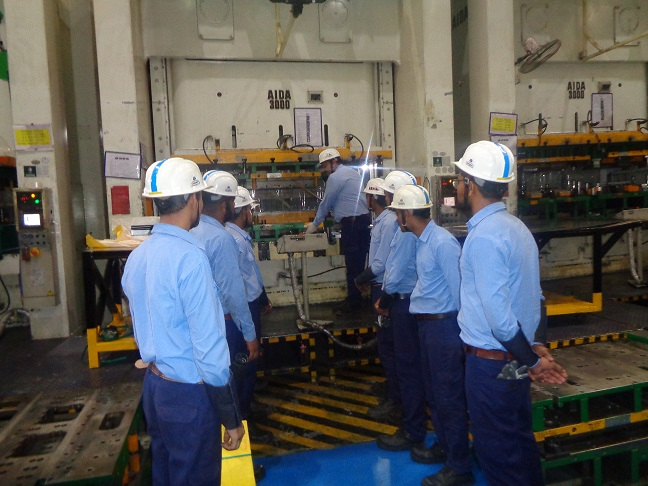 プレス機の操作方法を学ぶOJT研修