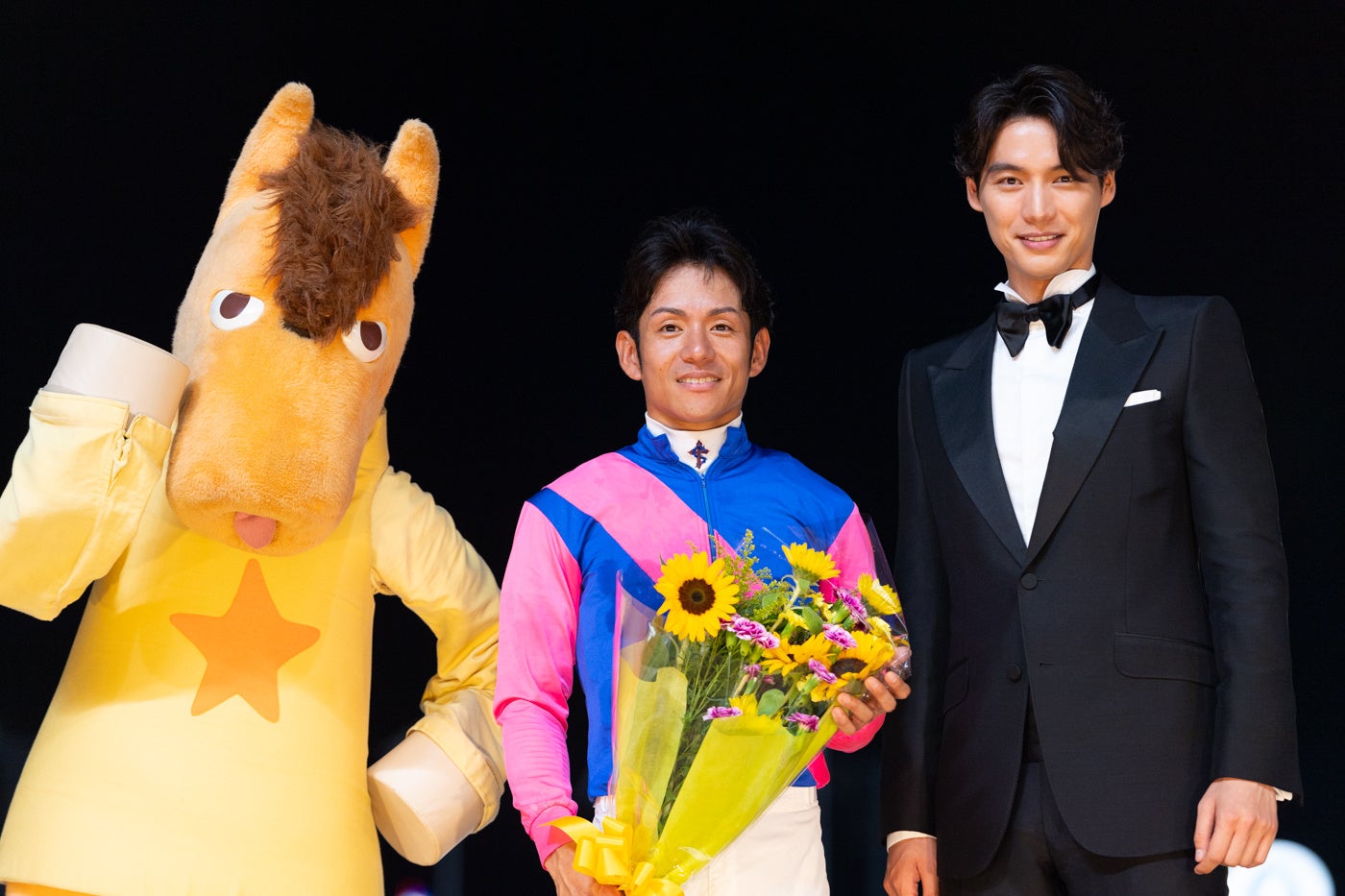 優勝した浜中俊騎手とのフォトセッション